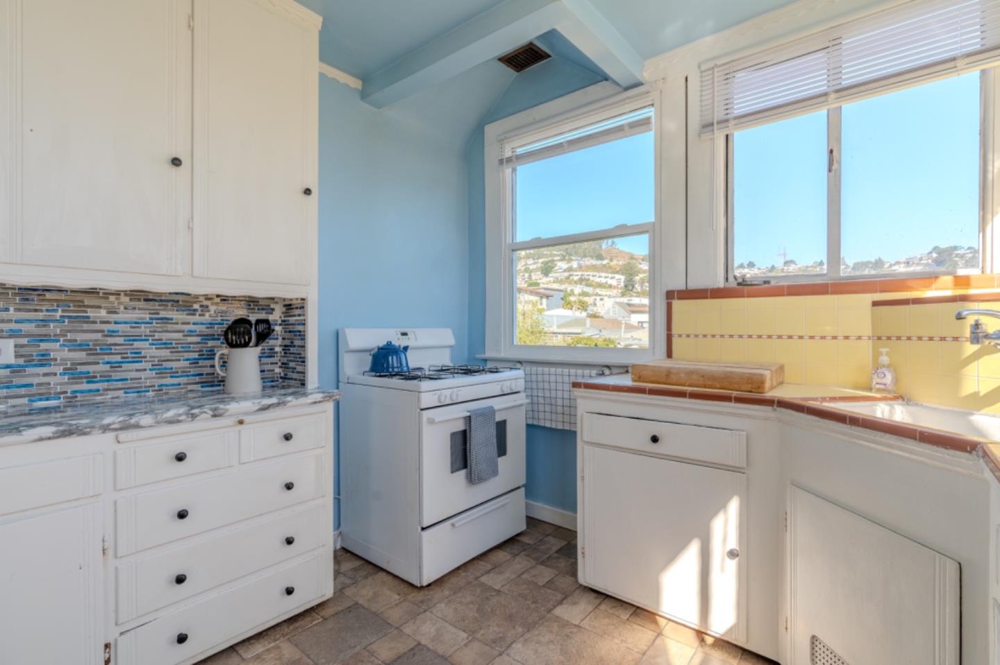 Detail Gallery Image 14 of 29 For 230 Staples Ave, San Francisco,  CA 94112 - 2 Beds | 2 Baths