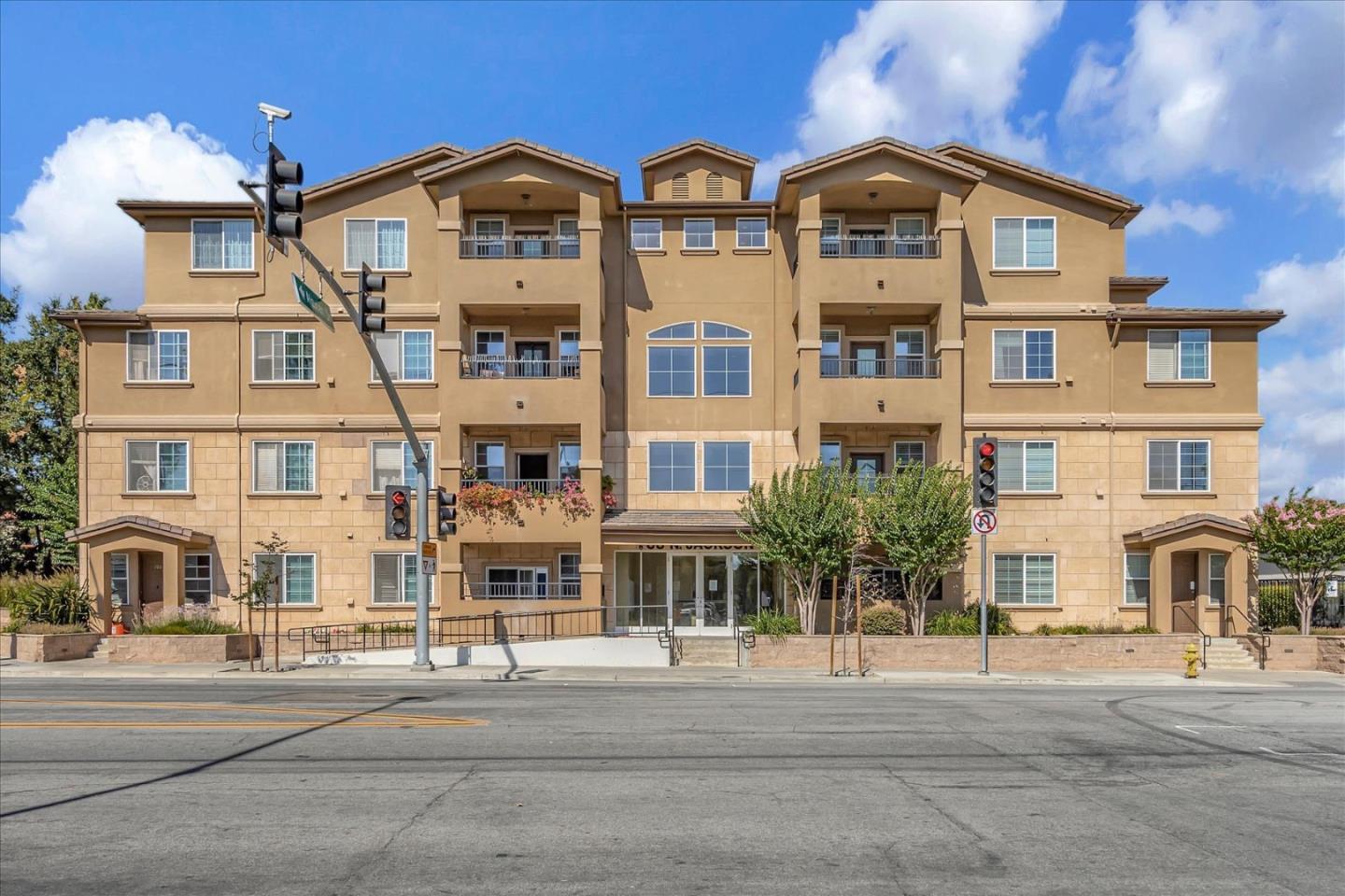 Detail Gallery Image 1 of 27 For 88 N Jackson Ave #118,  San Jose,  CA 95116 - 3 Beds | 2 Baths