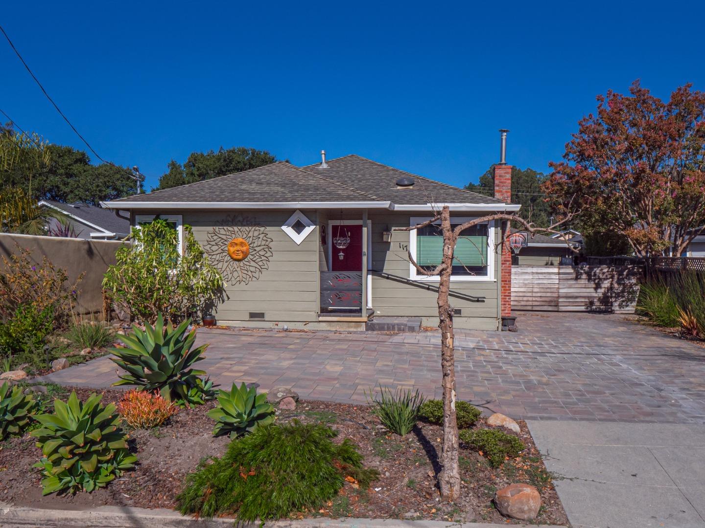 Detail Gallery Image 1 of 31 For 117 Fairmount Ave, Santa Cruz,  CA 95062 - 3 Beds | 2 Baths