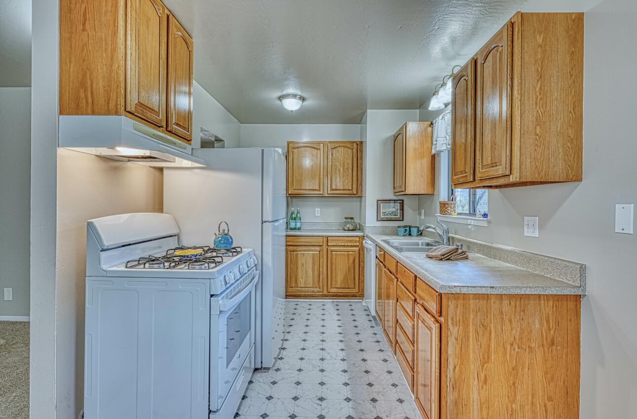 Detail Gallery Image 10 of 56 For 7695 Pine Tree Way, Salinas,  CA 93907 - 6 Beds | 2 Baths