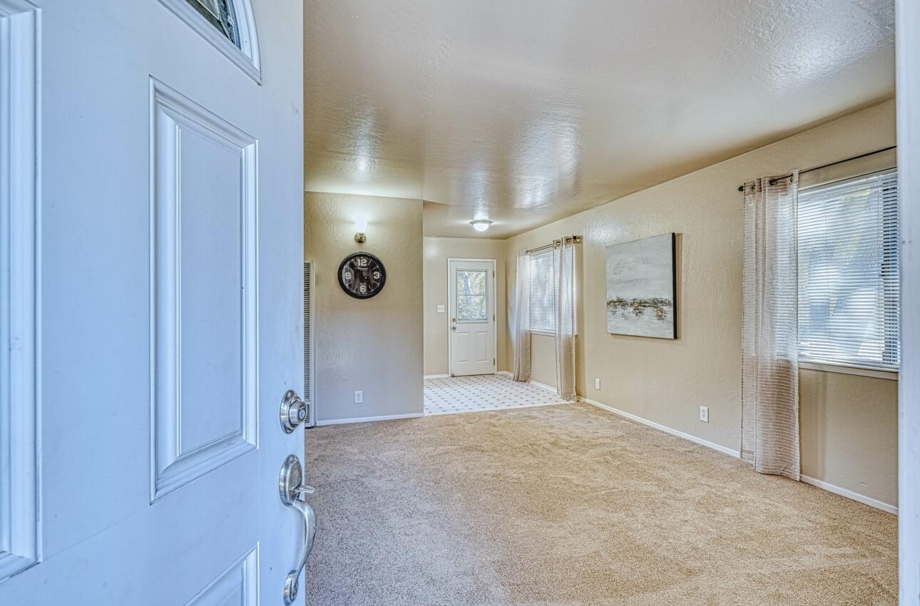 Detail Gallery Image 3 of 56 For 7695 Pine Tree Way, Salinas,  CA 93907 - 6 Beds | 2 Baths