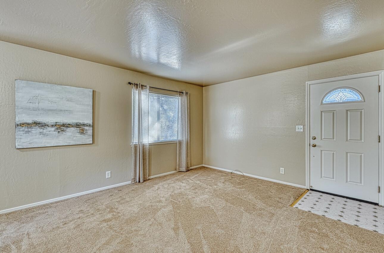 Detail Gallery Image 4 of 56 For 7695 Pine Tree Way, Salinas,  CA 93907 - 6 Beds | 2 Baths