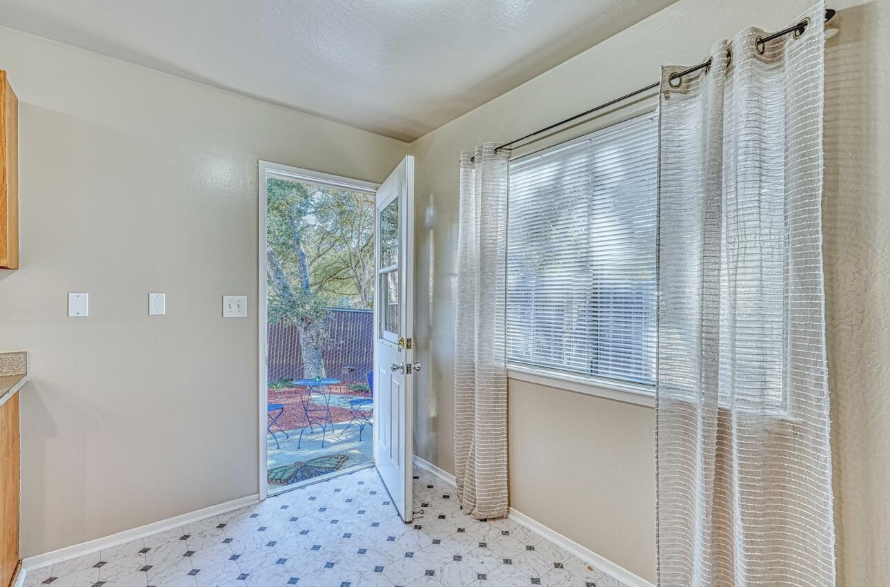 Detail Gallery Image 7 of 56 For 7695 Pine Tree Way, Salinas,  CA 93907 - 6 Beds | 2 Baths