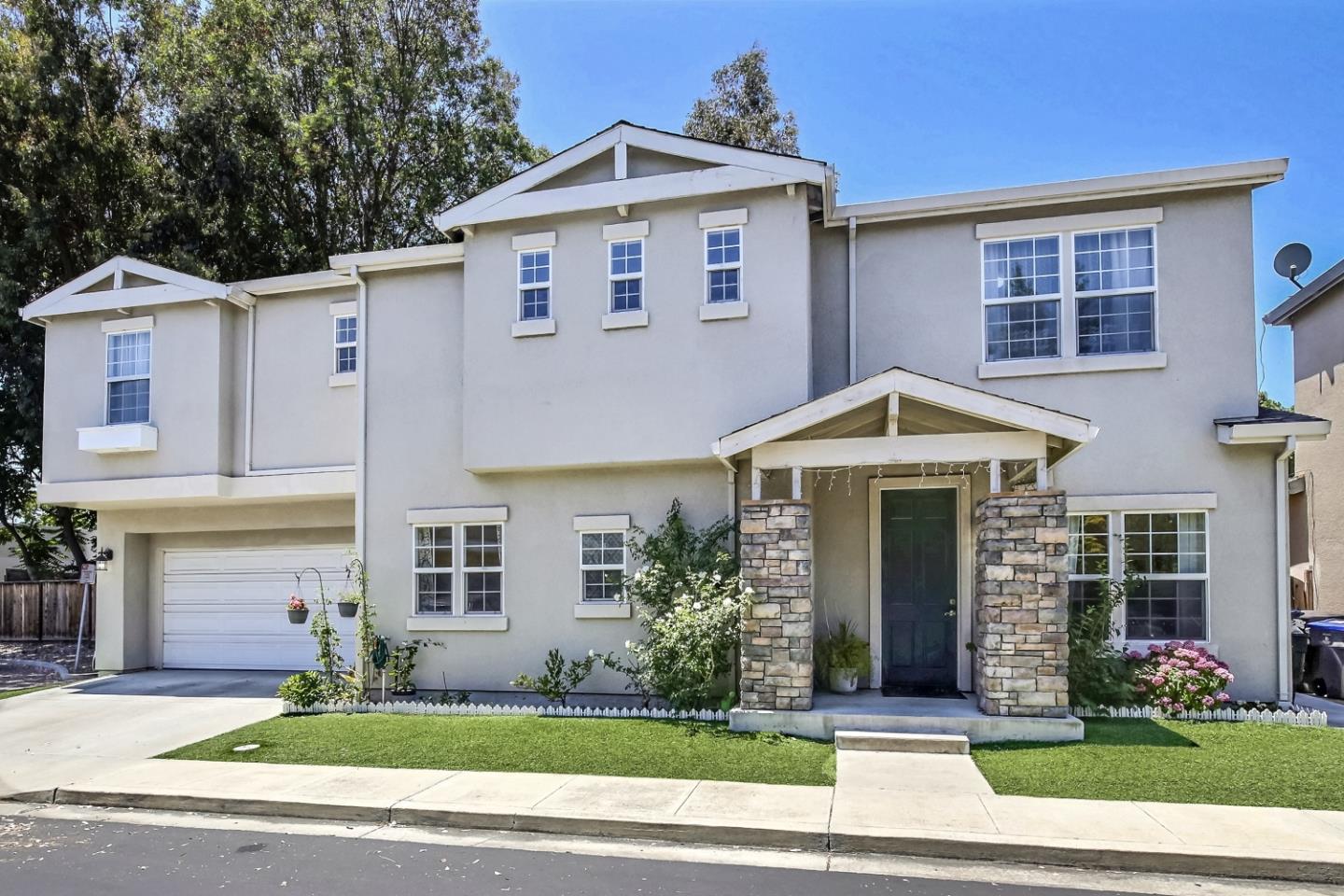 Detail Gallery Image 1 of 21 For 832 Sheila Ct, Mountain View,  CA 94043 - 3 Beds | 2/1 Baths