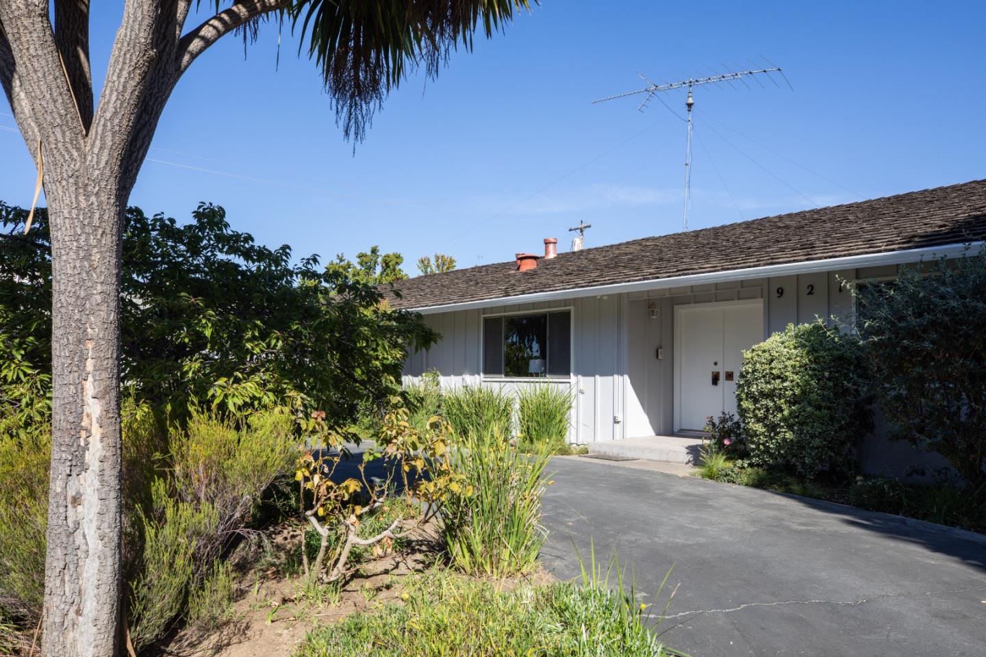 Detail Gallery Image 3 of 26 For 921 Thatcher Dr, Los Altos,  CA 94024 - 4 Beds | 2 Baths