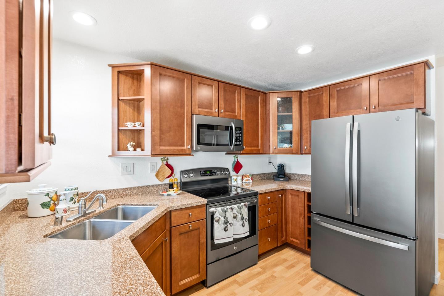 Detail Gallery Image 16 of 44 For 996 Belmont Ter #6,  Sunnyvale,  CA 94086 - 2 Beds | 2/1 Baths