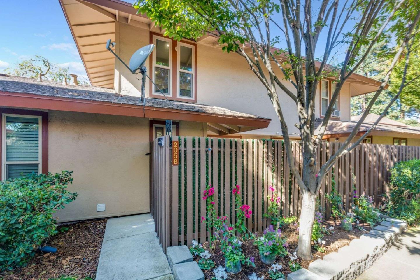 Detail Gallery Image 1 of 28 For 205 Red Oak Dr #B,  Sunnyvale,  CA 94086 - 2 Beds | 1/1 Baths