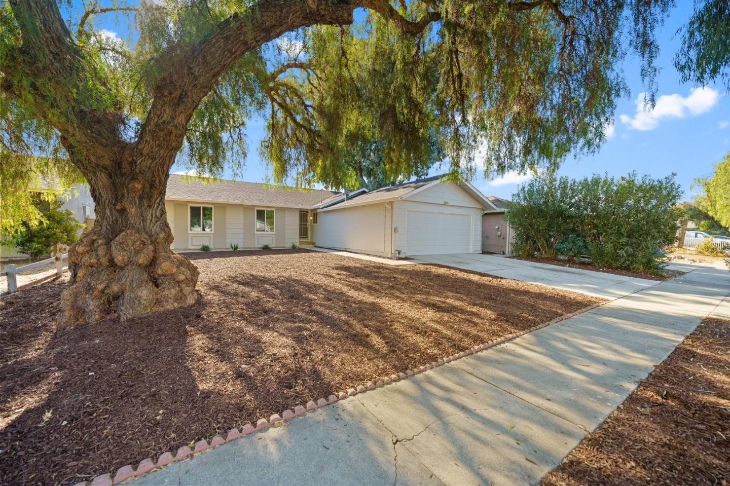 Detail Gallery Image 3 of 29 For 738 Stardust Ln, San Jose,  CA 95123 - 3 Beds | 2 Baths