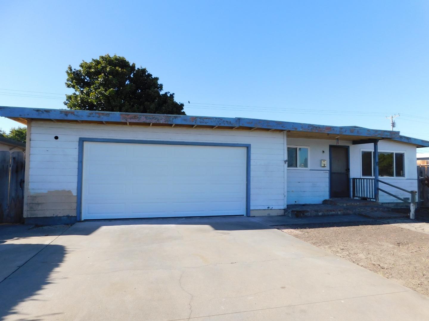 Detail Gallery Image 1 of 17 For 827 Lemos Ave, Salinas,  CA 93901 - 3 Beds | 2 Baths