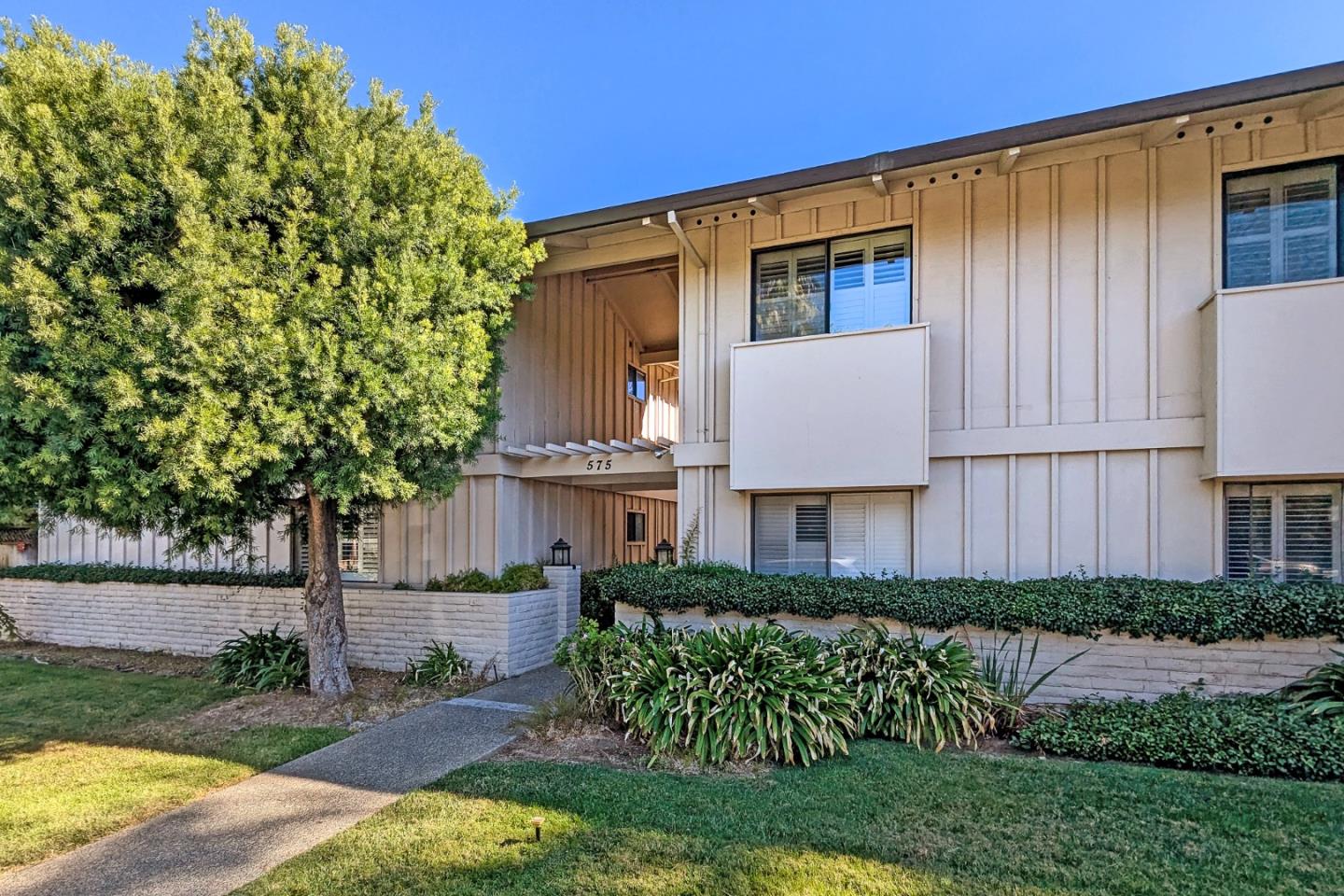 Detail Gallery Image 1 of 21 For 575 Tyndall St #3,  Los Altos,  CA 94022 - 2 Beds | 2 Baths