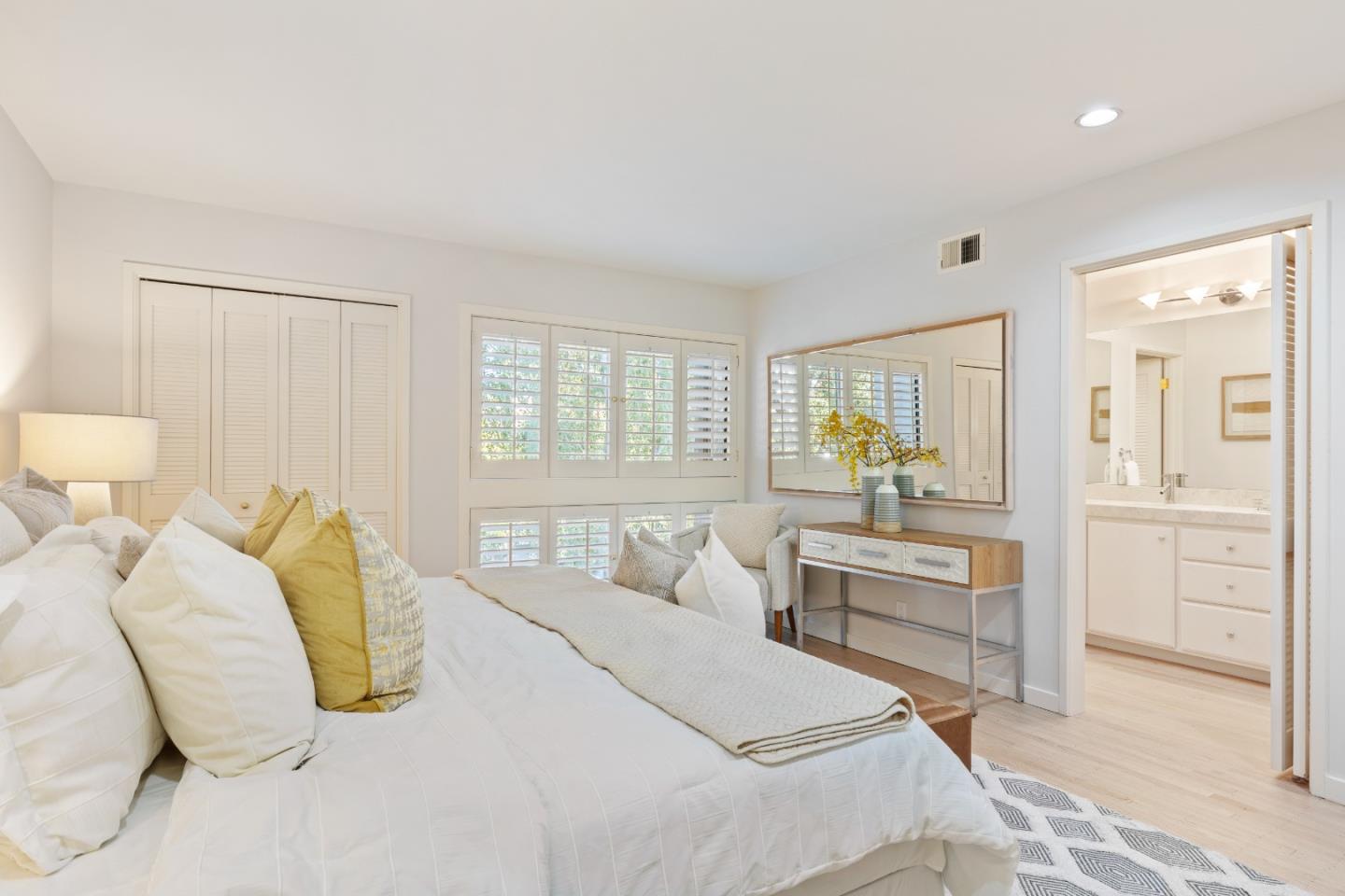 Detail Gallery Image 11 of 20 For 2140 Sand Hill Rd, Menlo Park,  CA 94025 - 3 Beds | 2/1 Baths