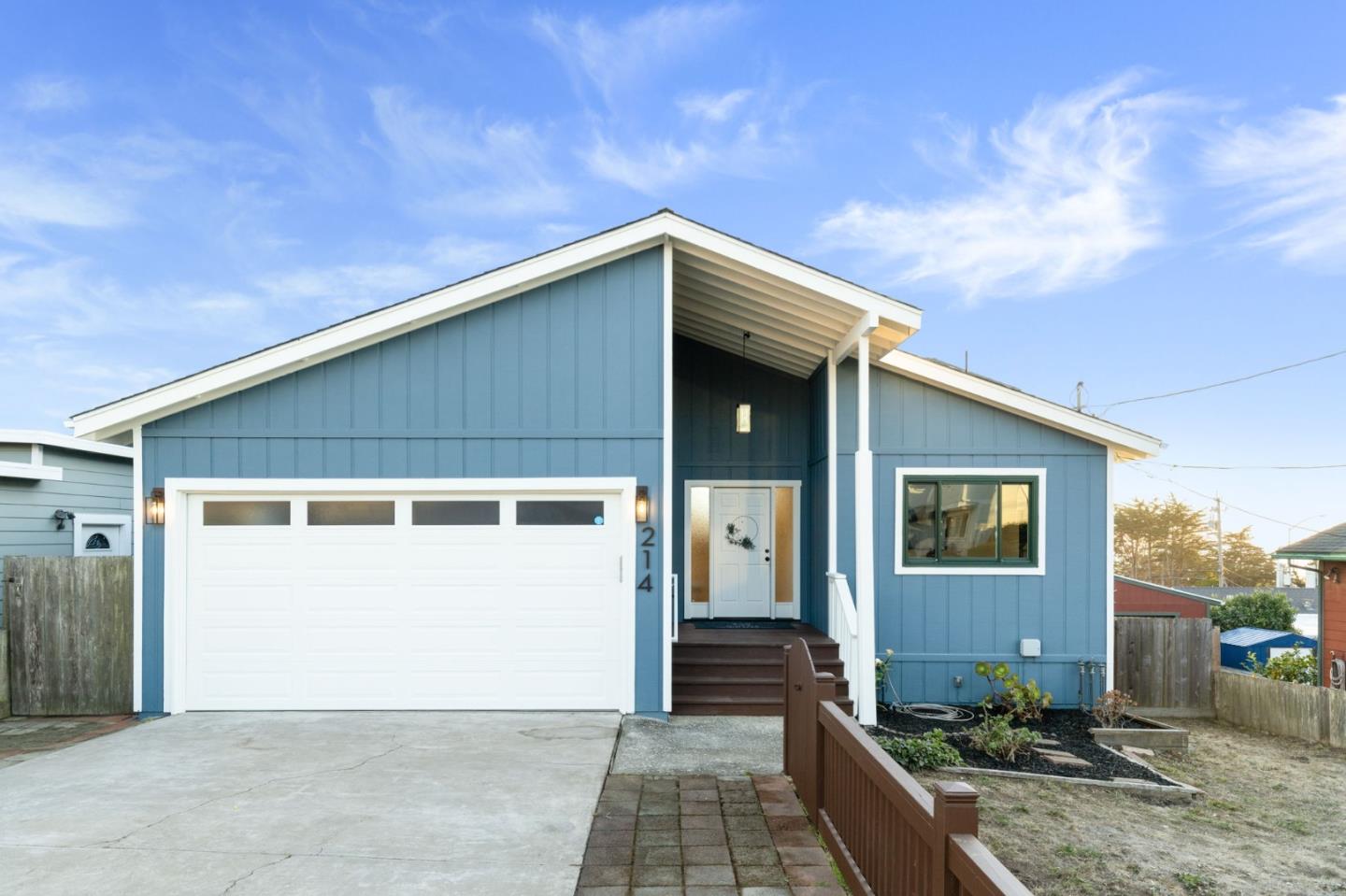 Detail Gallery Image 1 of 26 For 214 Clifton Rd, Pacifica,  CA 94044 - 3 Beds | 2/1 Baths