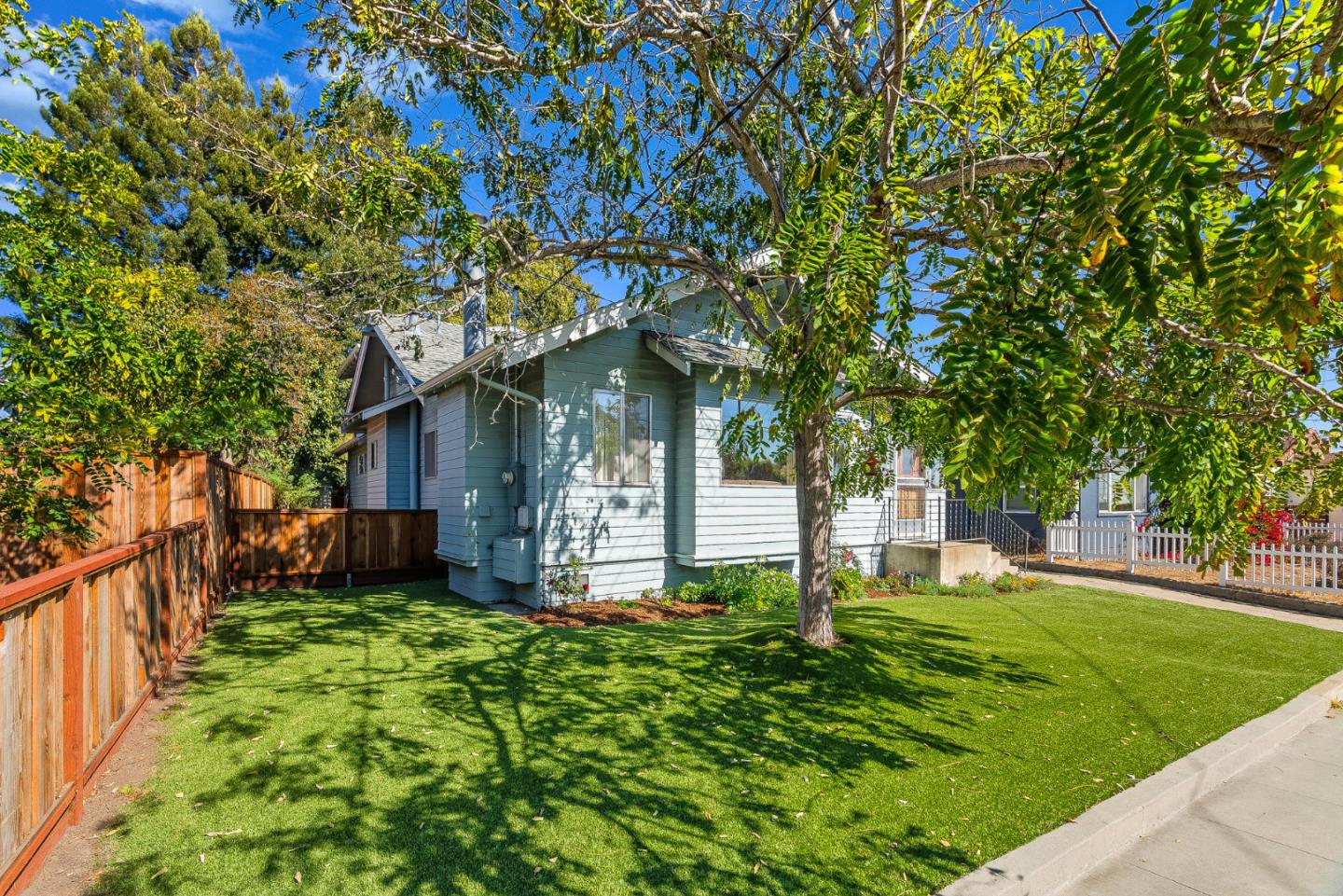 Detail Gallery Image 2 of 35 For 1412 Bay St, Santa Cruz,  CA 95060 - 4 Beds | 1/1 Baths
