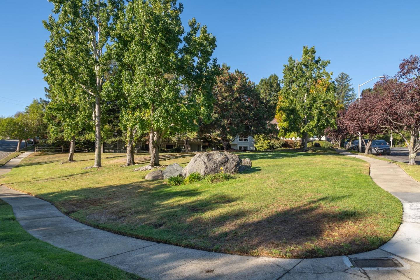 Detail Gallery Image 44 of 49 For 26 Lyonridge Ln, San Mateo,  CA 94402 - 2 Beds | 2/1 Baths