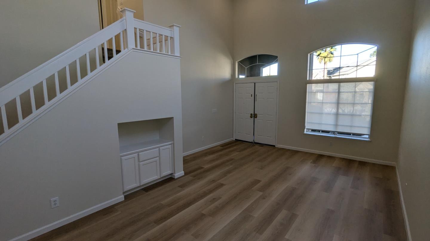 Detail Gallery Image 4 of 22 For 4307 Verdigris Cir, San Jose,  CA 95134 - 3 Beds | 2/1 Baths