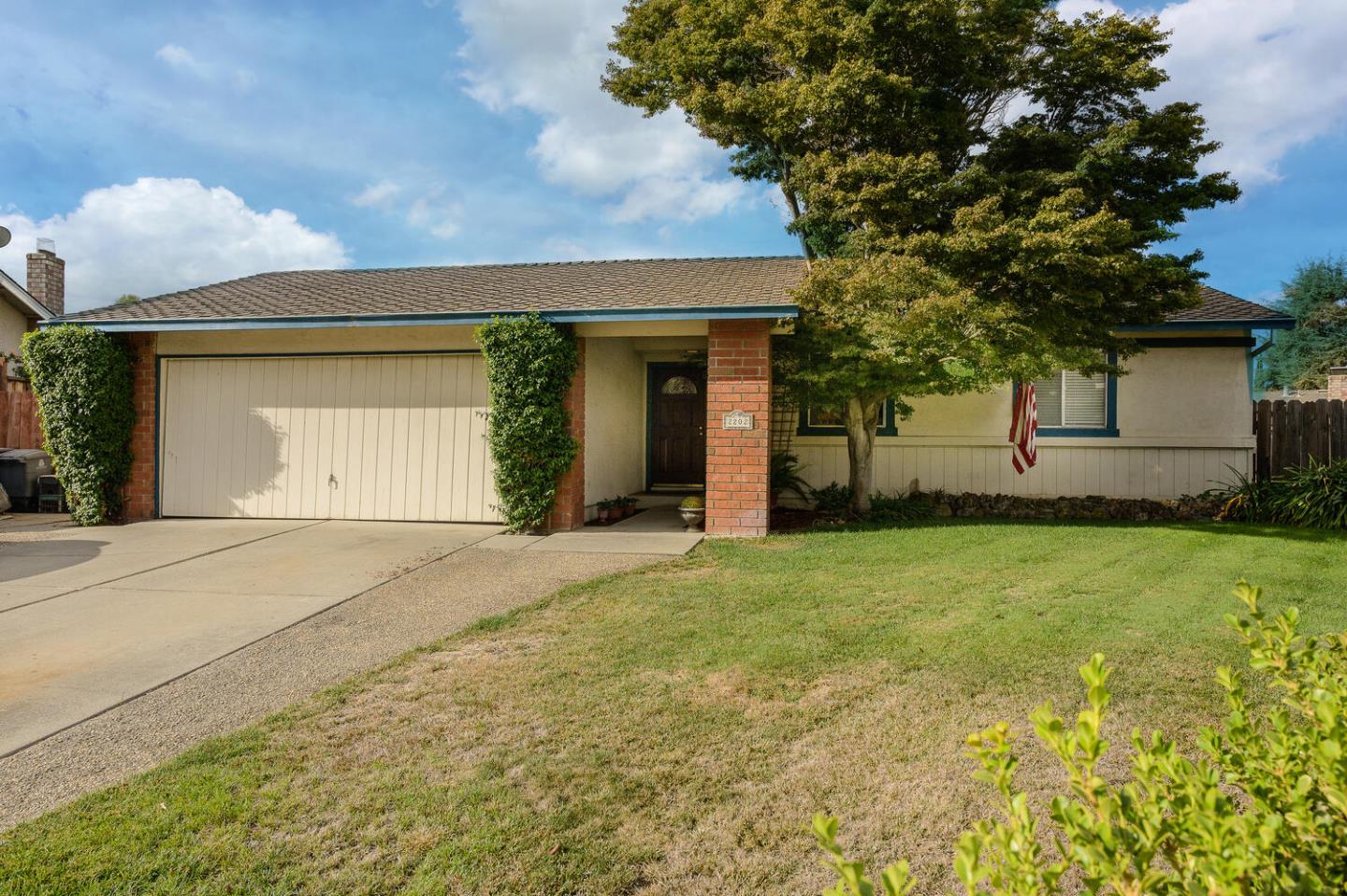 Detail Gallery Image 1 of 20 For 2202 Hermosa Ct, Morgan Hill,  CA 95037 - 3 Beds | 2 Baths