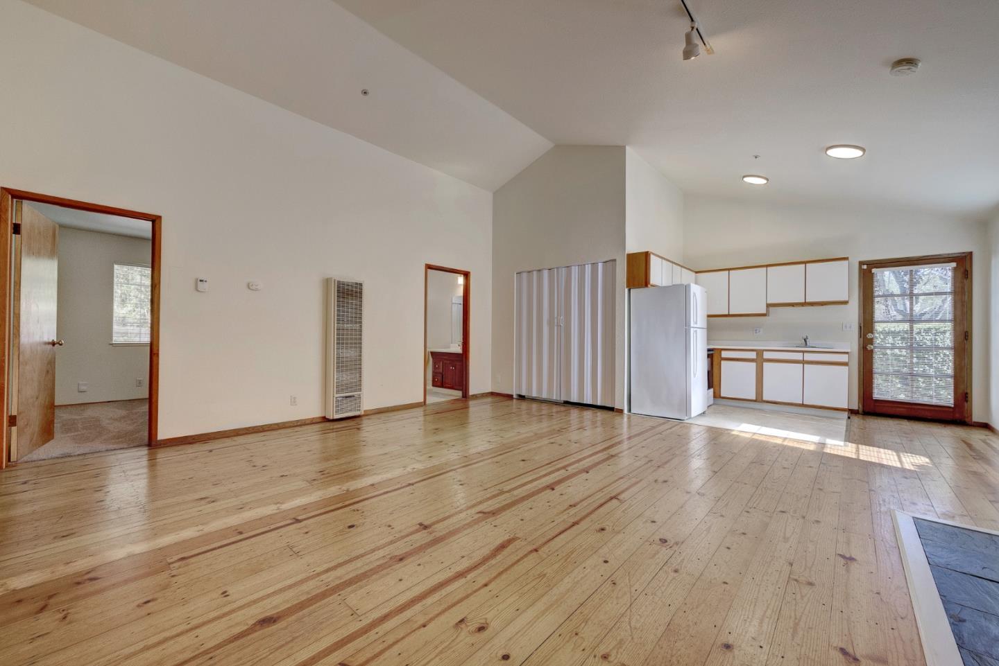 Detail Gallery Image 4 of 34 For 411 Sumner St #B,  Santa Cruz,  CA 95062 - 2 Beds | 1 Baths