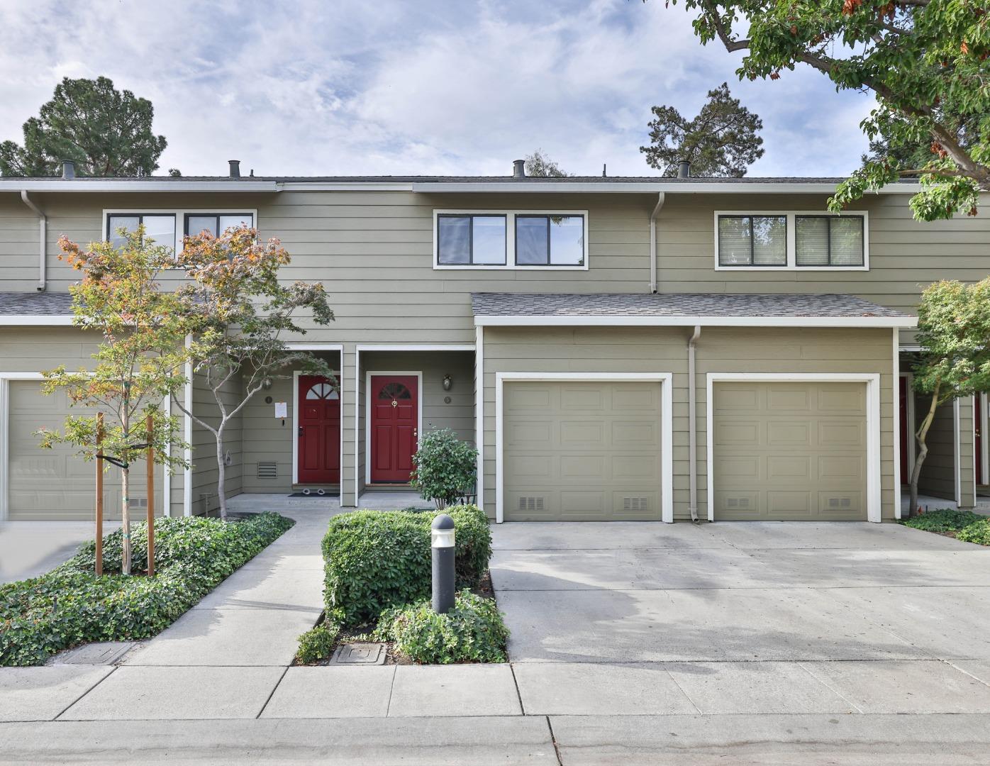 Detail Gallery Image 1 of 30 For 700 Chiquita Ave #5,  Mountain View,  CA 94041 - 2 Beds | 2/1 Baths