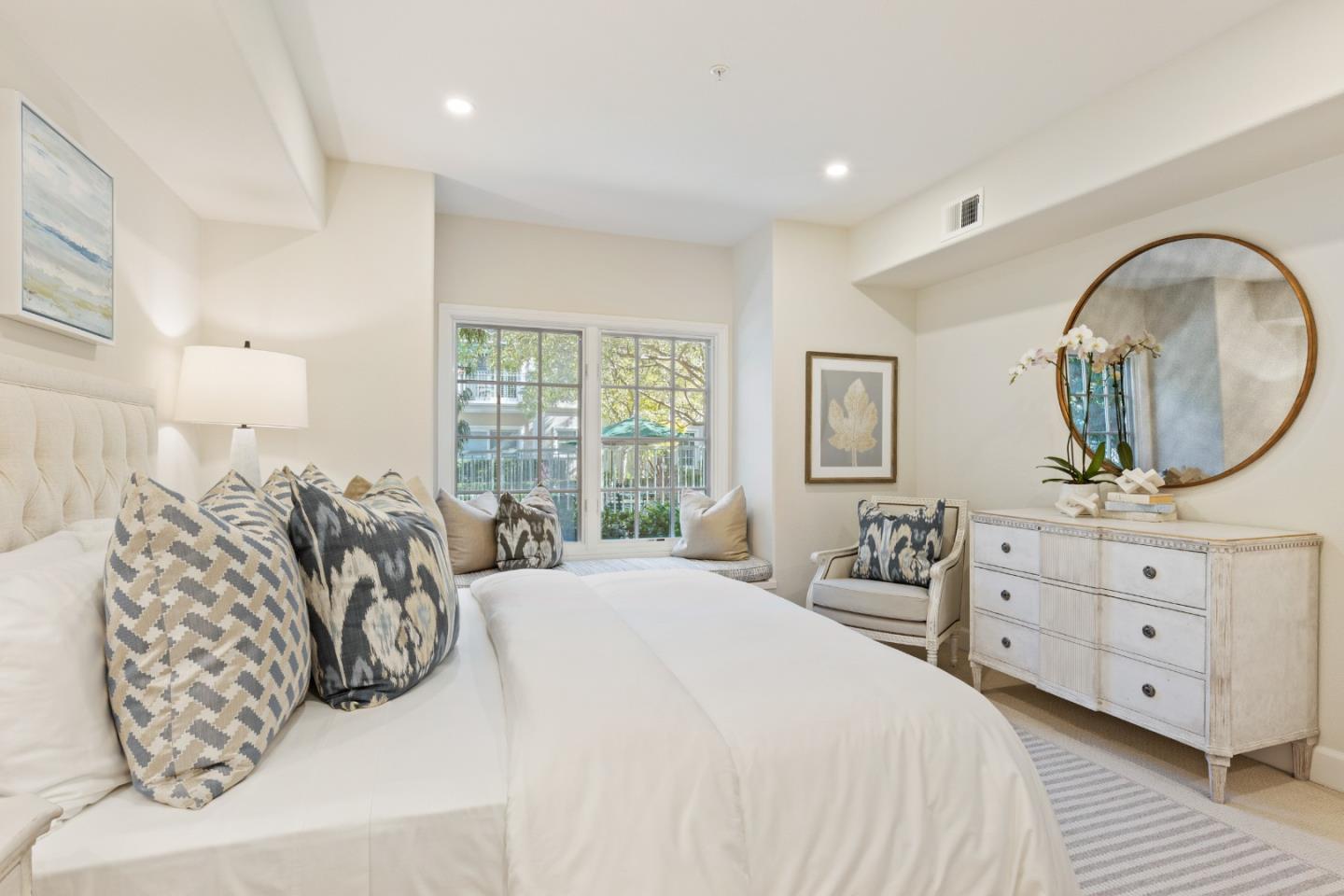 Detail Gallery Image 10 of 28 For 1 W Edith Ave #A101,  Los Altos,  CA 94022 - 1 Beds | 2 Baths