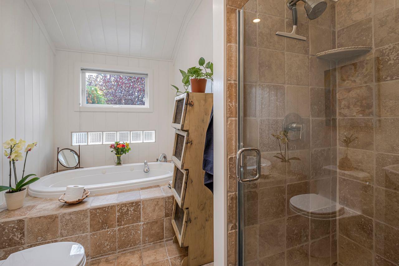 Detail Gallery Image 9 of 41 For 129/131 Berkshire Ave, Santa Cruz,  CA 95060 - 3 Beds | 2/1 Baths