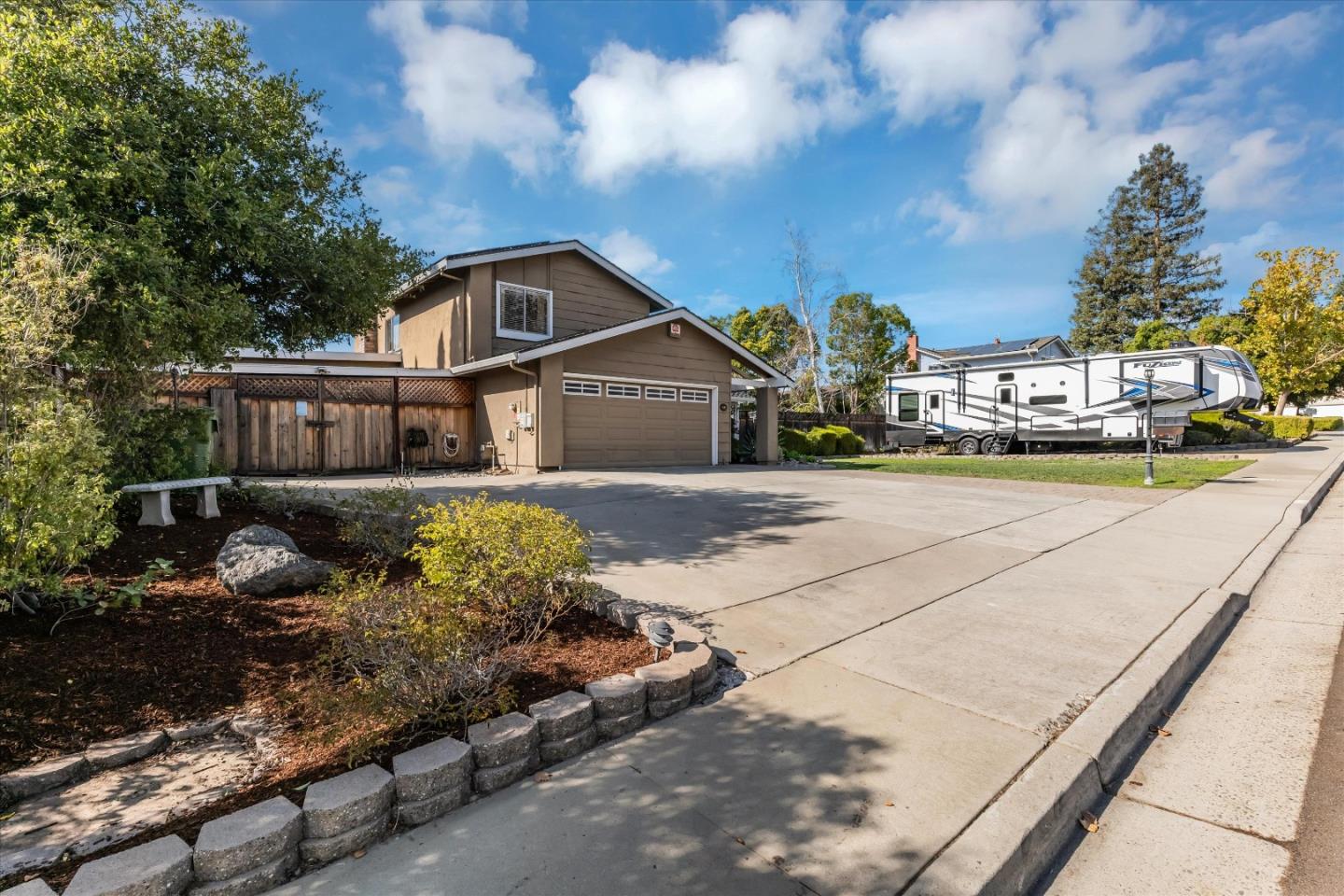 Detail Gallery Image 4 of 58 For 444 Archglen Way, San Jose,  CA 95111 - 4 Beds | 2/1 Baths