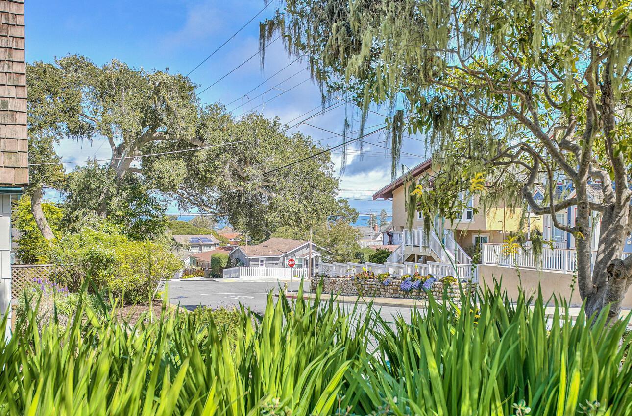 Detail Gallery Image 3 of 29 For 310 Cypress Ave, Pacific Grove,  CA 93950 - 3 Beds | 1/1 Baths