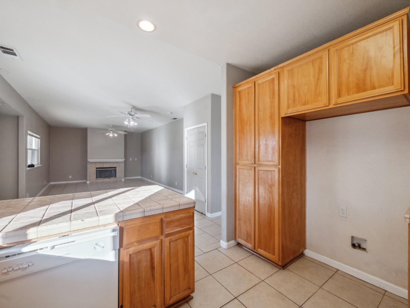 Detail Gallery Image 11 of 30 For 1709 Mills Dr, Los Banos,  CA 93635 - 3 Beds | 2/1 Baths