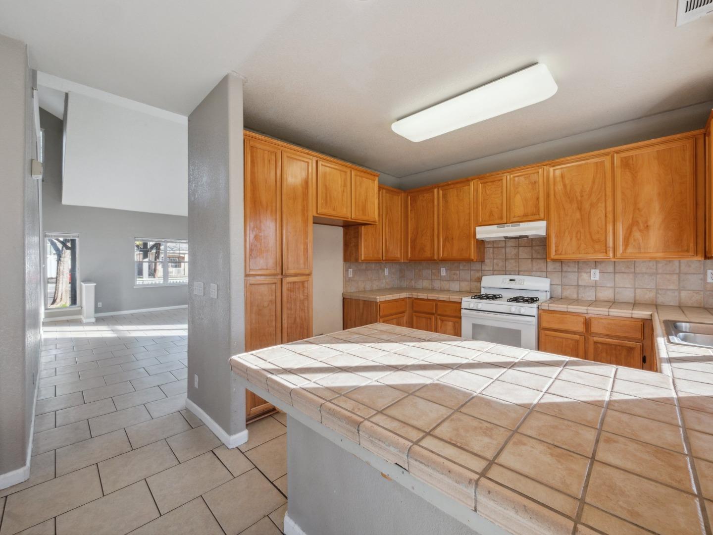 Detail Gallery Image 9 of 30 For 1709 Mills Dr, Los Banos,  CA 93635 - 3 Beds | 2/1 Baths