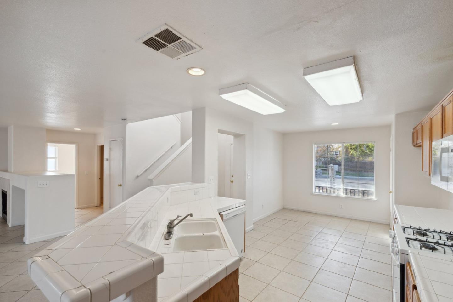 Detail Gallery Image 8 of 18 For 646 Harlequin Dr, Los Banos,  CA 93635 - 4 Beds | 2/1 Baths