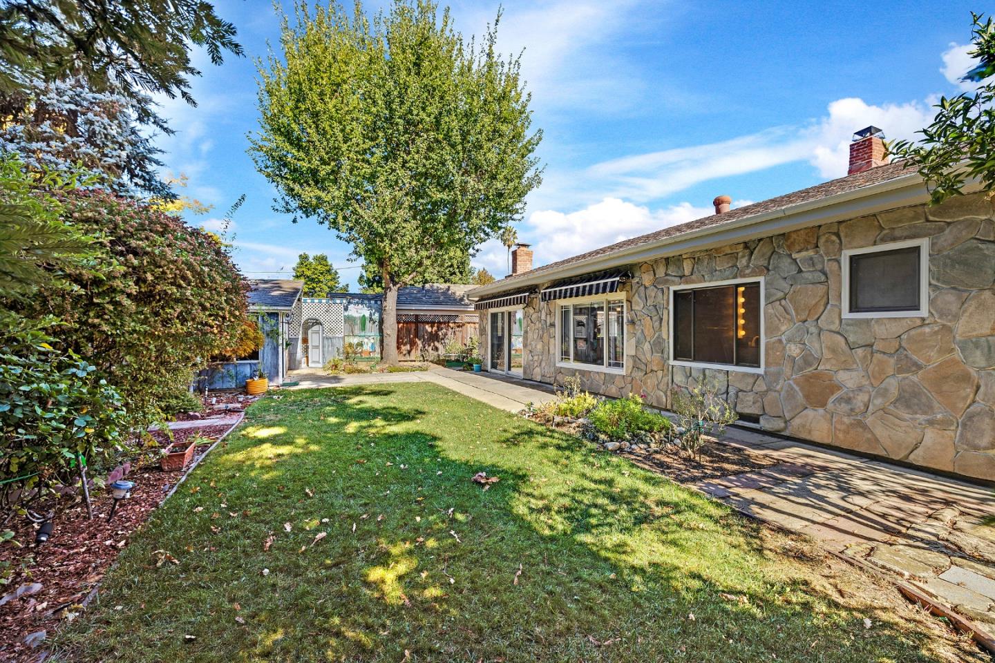 Detail Gallery Image 10 of 43 For 1808 Fallen Leaf Lane, Los Altos,  CA 94024 - 3 Beds | 2/1 Baths