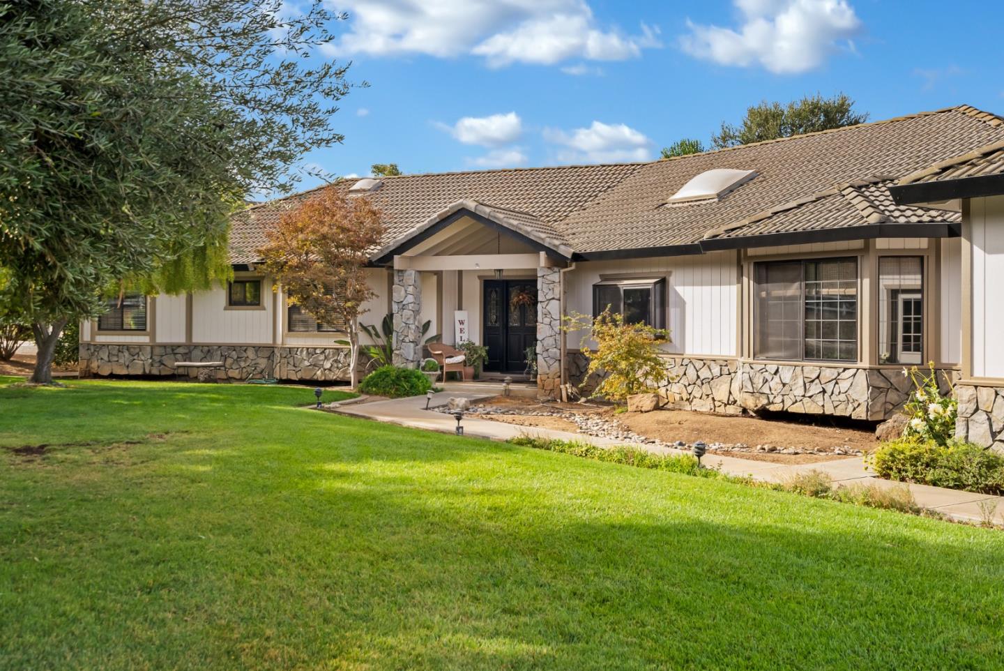 Detail Gallery Image 1 of 158 For 300 Foothill Rd, Hollister,  CA 95023 - 4 Beds | 2/1 Baths