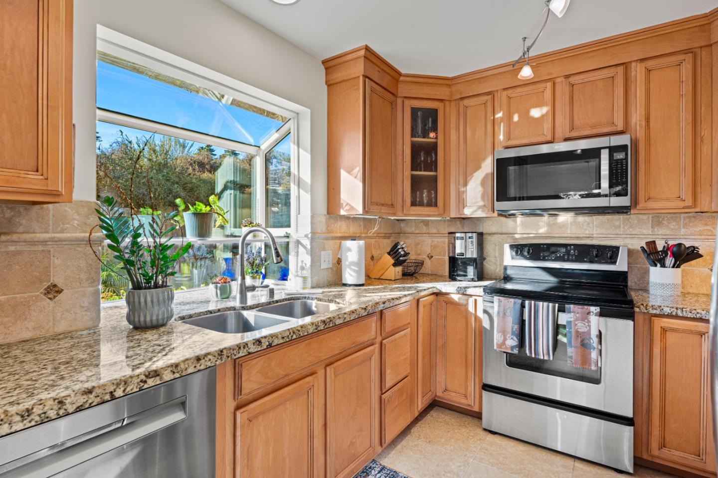 Detail Gallery Image 10 of 32 For 1109 Mcclellan Ave, Monterey,  CA 93940 - 3 Beds | 2 Baths