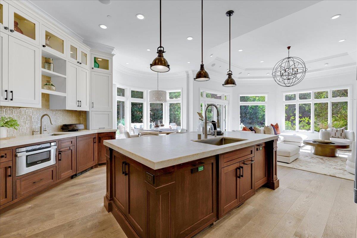 Detail Gallery Image 21 of 90 For 13824 Moon Ln, Los Altos Hills,  CA 94022 - 5 Beds | 5/2 Baths