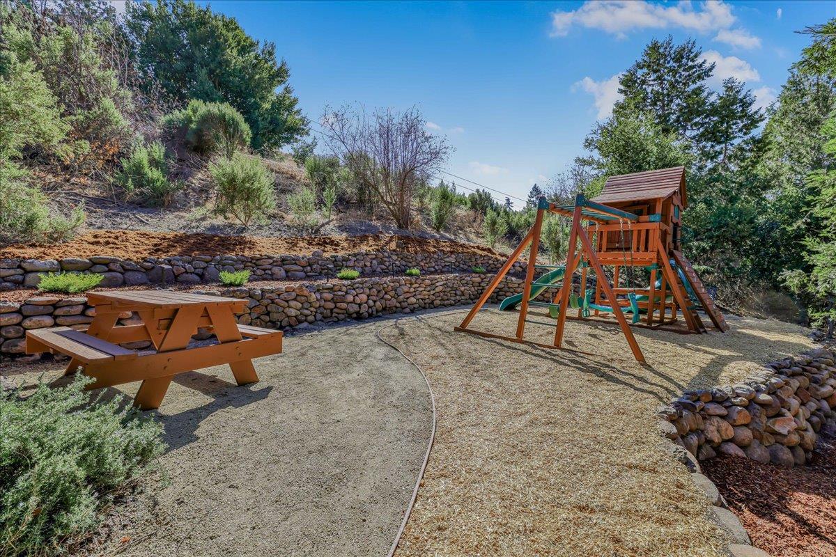 Detail Gallery Image 83 of 90 For 13824 Moon Ln, Los Altos Hills,  CA 94022 - 5 Beds | 5/2 Baths