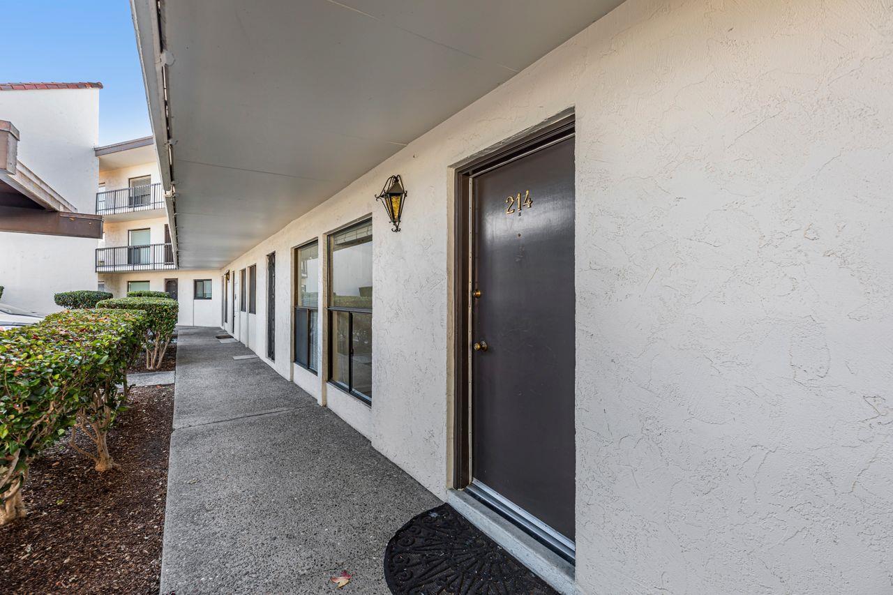 Detail Gallery Image 5 of 50 For 500 Glenwood Cir #214,  Monterey,  CA 93940 - 1 Beds | 1 Baths