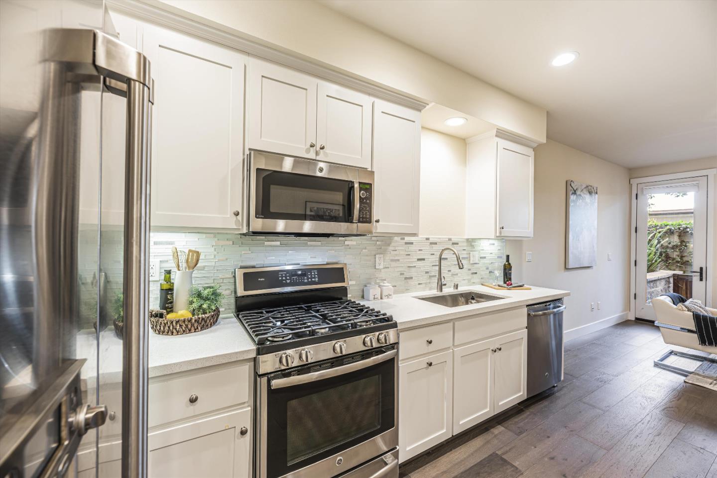 Detail Gallery Image 9 of 34 For 166 Tilton, San Mateo,  CA 94401 - 2 Beds | 2 Baths