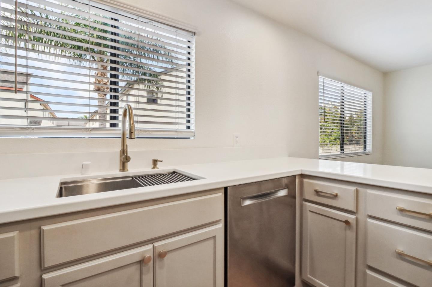 Detail Gallery Image 10 of 25 For 15111 Freeman Ave #84,  Lawndale,  CA 90260 - 3 Beds | 2/1 Baths