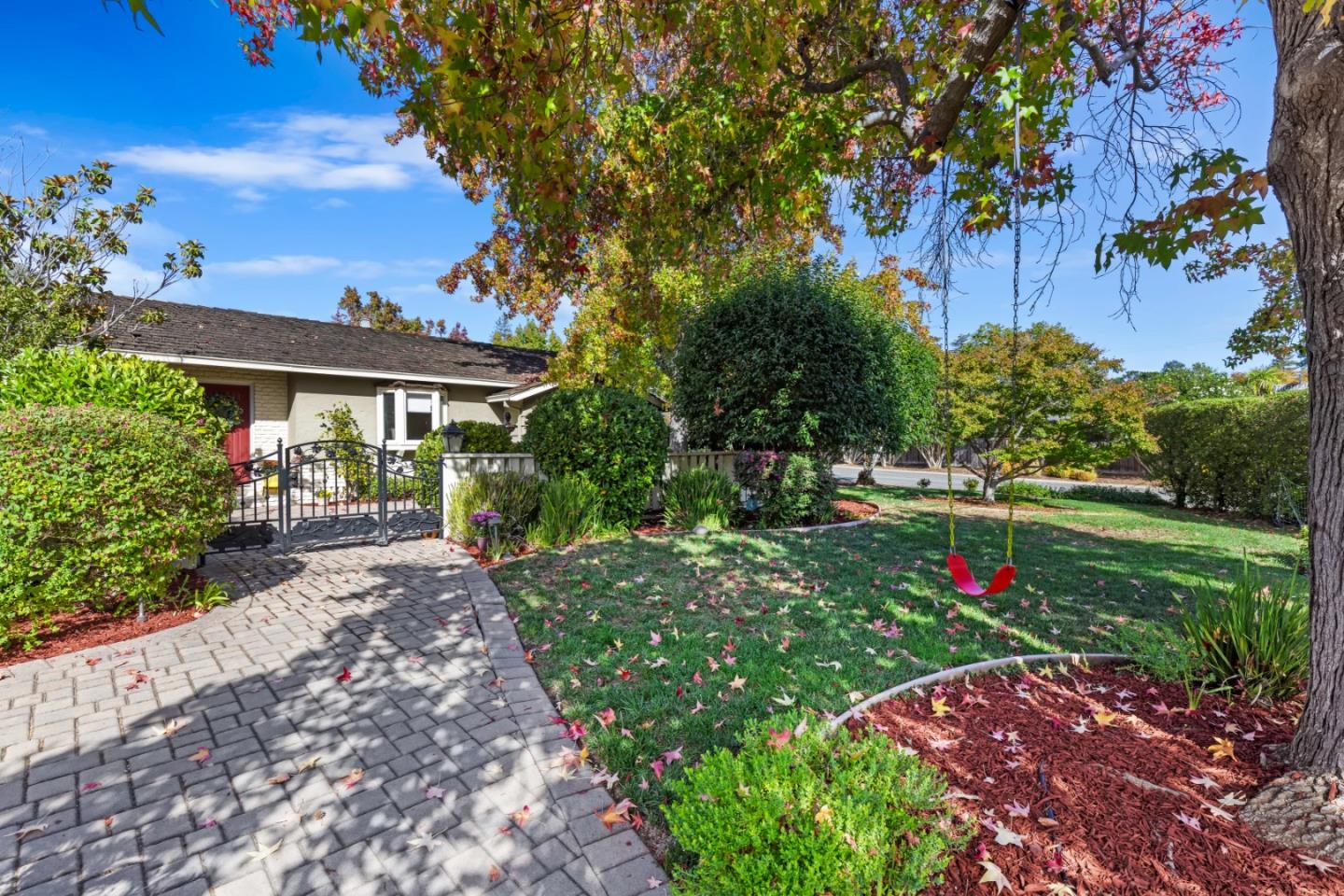 Detail Gallery Image 3 of 31 For 1990 Scott Ln, Los Altos,  CA 94024 - 4 Beds | 2 Baths