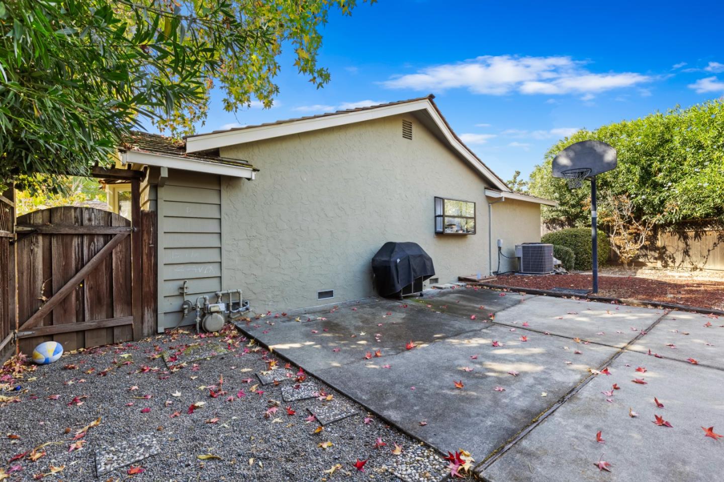 Detail Gallery Image 30 of 31 For 1990 Scott Ln, Los Altos,  CA 94024 - 4 Beds | 2 Baths