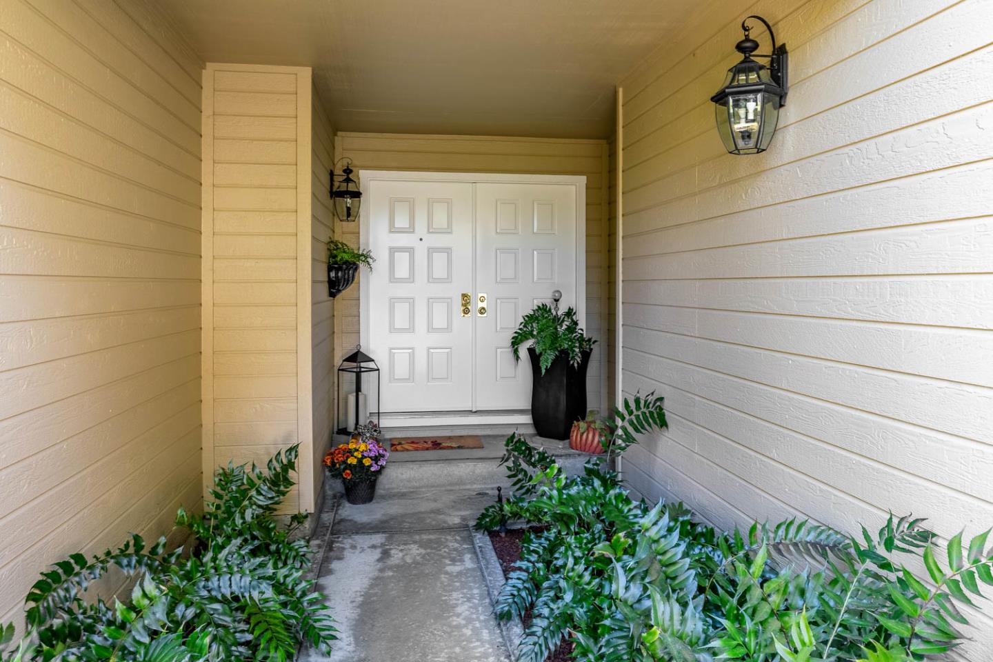 Detail Gallery Image 3 of 29 For 633 Charmain Cir, Mountain View,  CA 94041 - 3 Beds | 2/1 Baths