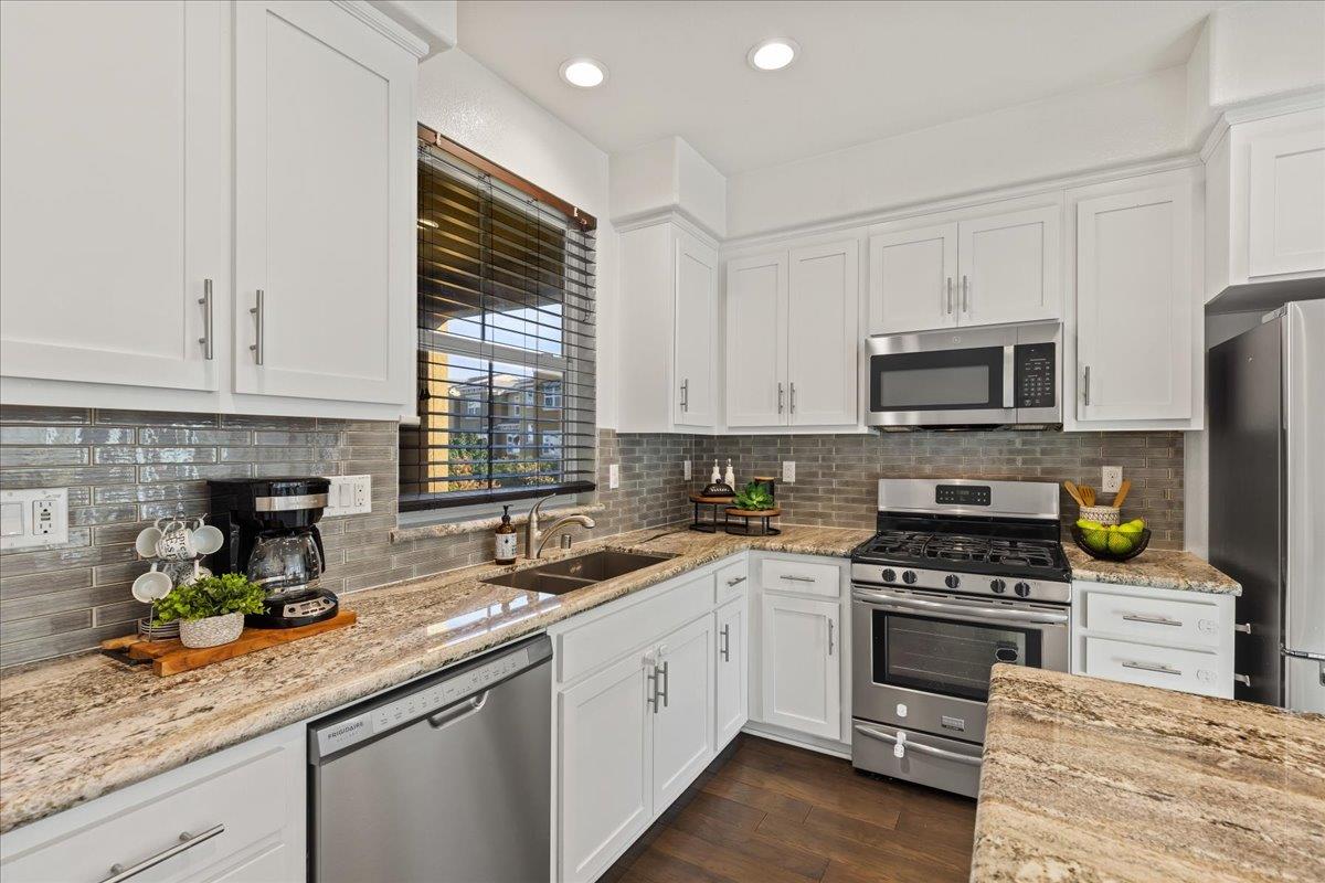 Detail Gallery Image 17 of 39 For 5669 Coffeeberry Rd, Newark,  CA 94560 - 3 Beds | 3/1 Baths