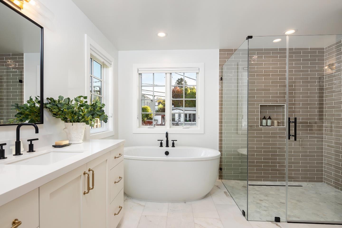 Detail Gallery Image 12 of 28 For 1353 Columbus Ave, Burlingame,  CA 94010 - 4 Beds | 3/1 Baths