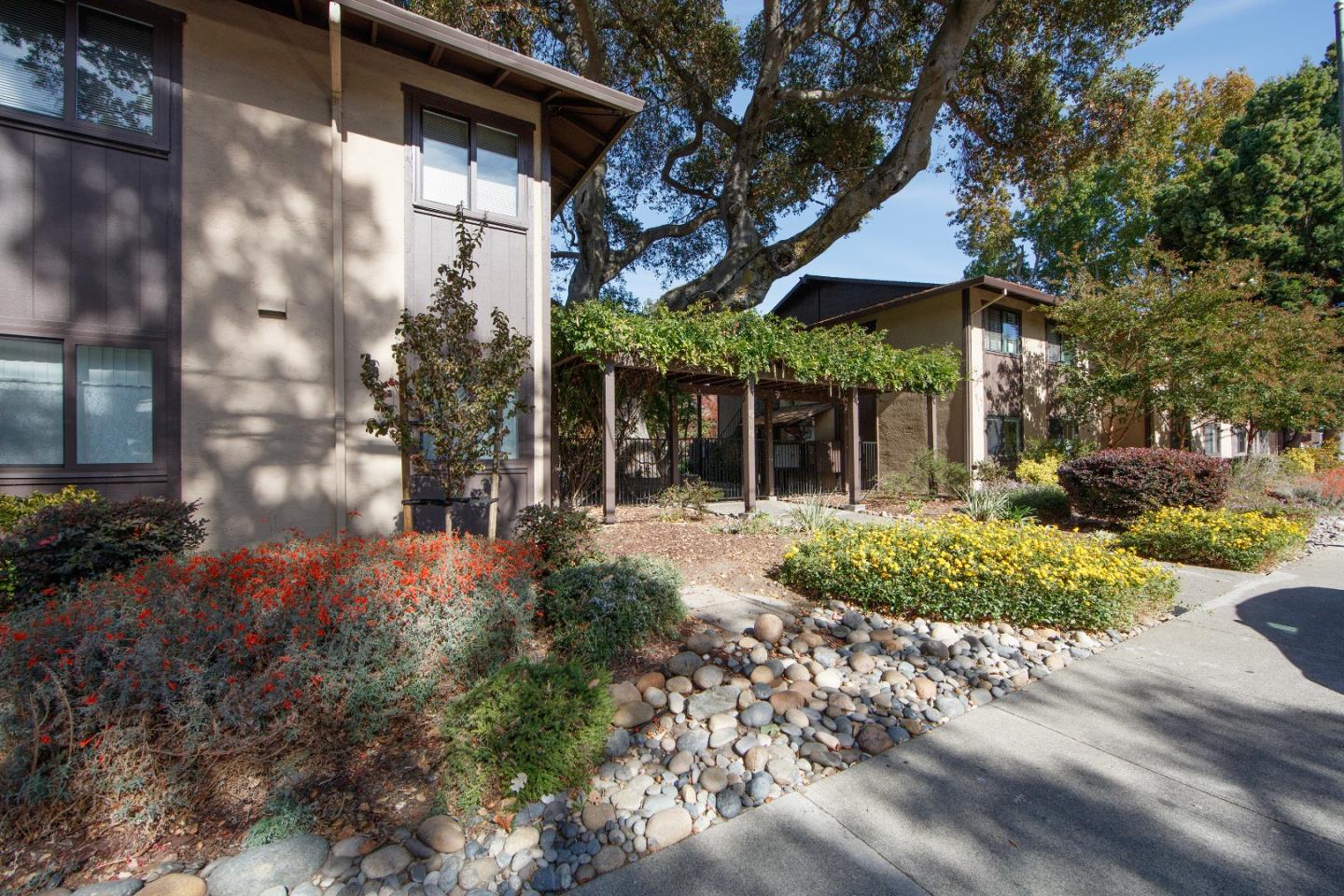 Detail Gallery Image 1 of 28 For 610 Gilbert Ave #14,  Menlo Park,  CA 94025 - 2 Beds | 2 Baths