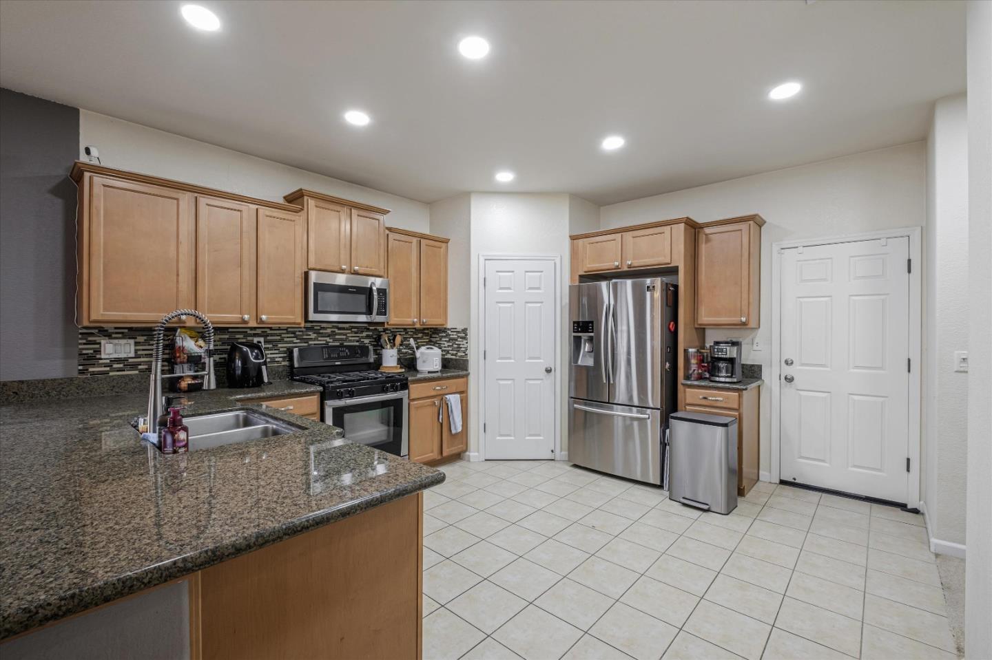 Detail Gallery Image 5 of 15 For 8564 Hawley Way, Elk Grove,  CA 95624 - 3 Beds | 2 Baths