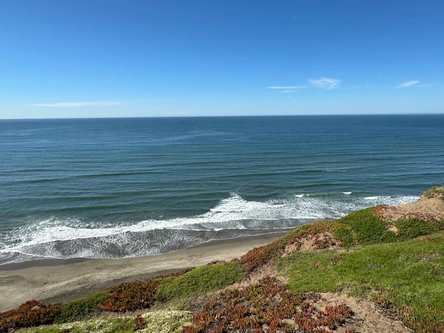 Detail Gallery Image 3 of 4 For 370 Coral Ridge Dr, Pacifica,  CA 94044 - 4 Beds | 2/1 Baths