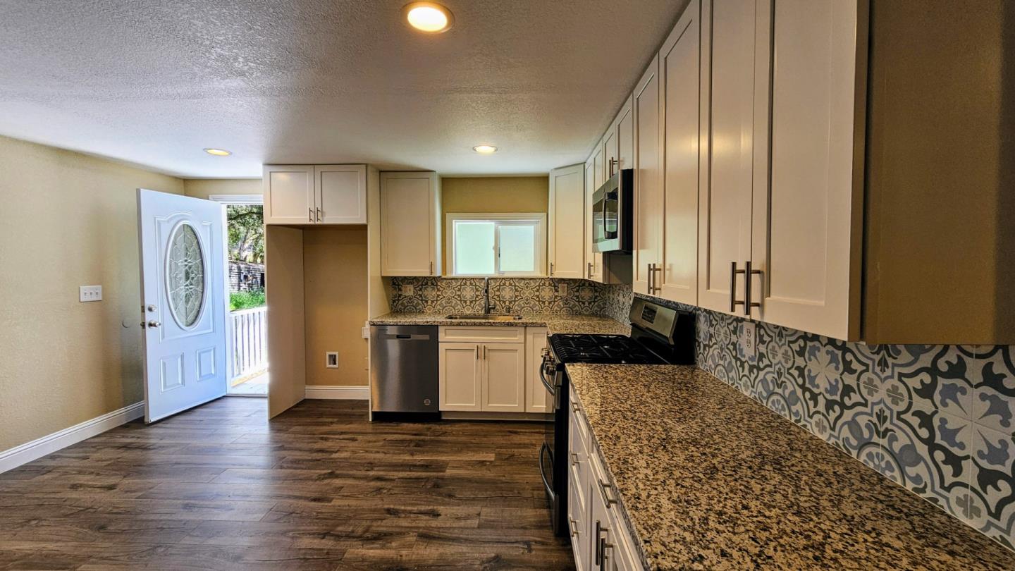 Detail Gallery Image 8 of 13 For 6085 Trigo Ln, Salinas,  CA 93907 - 3 Beds | 2 Baths