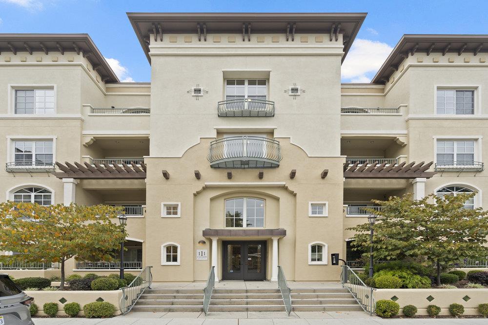 Detail Gallery Image 1 of 49 For 111 Saint Matthews Ave #302,  San Mateo,  CA 94401 - 3 Beds | 2 Baths