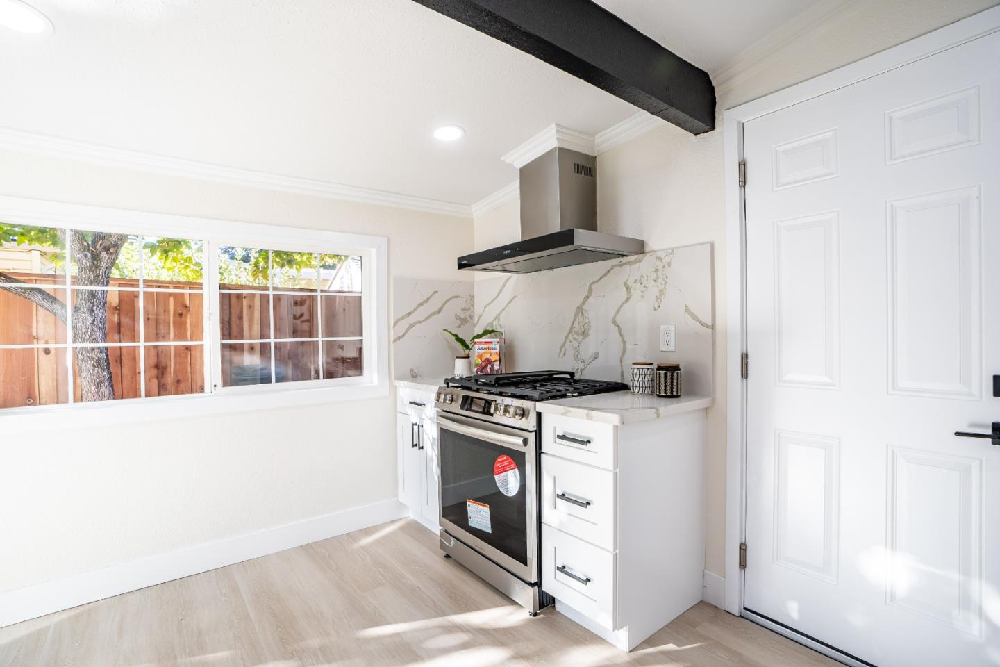 Detail Gallery Image 8 of 28 For 937 Farley St, Mountain View,  CA 94043 - 3 Beds | 2 Baths