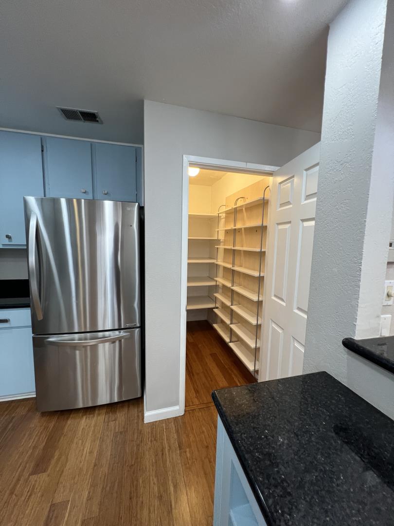 Detail Gallery Image 13 of 39 For 101 E Middlefield Rd #7,  Mountain View,  CA 94043 - 3 Beds | 2/1 Baths