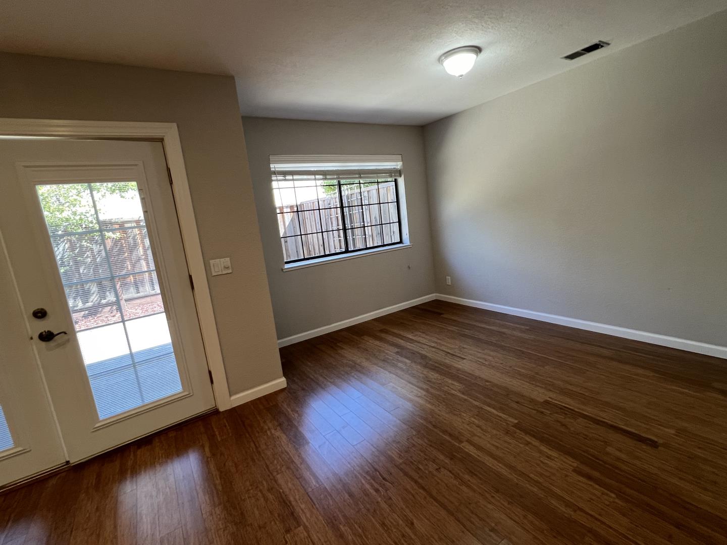 Detail Gallery Image 6 of 39 For 101 E Middlefield Rd #7,  Mountain View,  CA 94043 - 3 Beds | 2/1 Baths